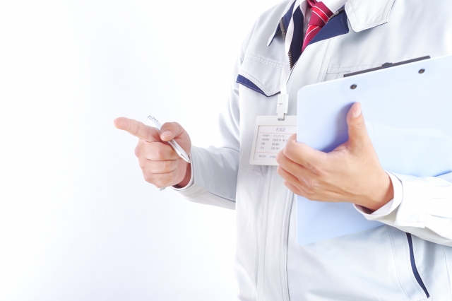 点検作業をする人の画像